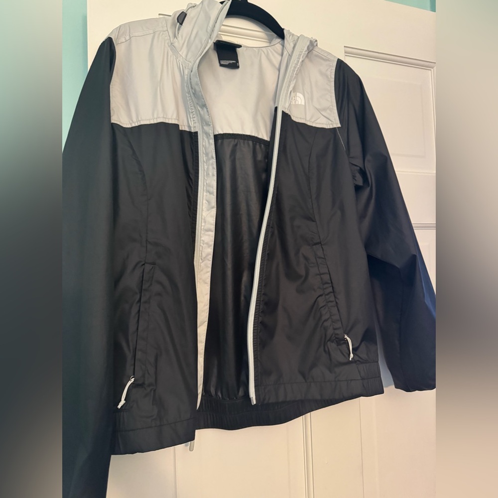 Women’s north face wind breaker.